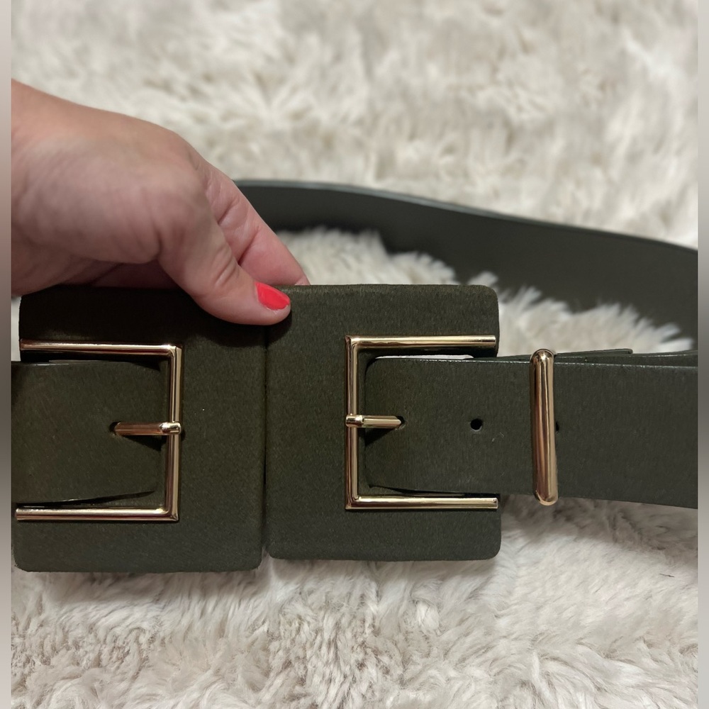 Moving Sale! 🛍️. NWOT Olive Green Double Buckle Belt - Picture 4 of 4